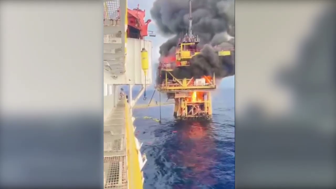 Oil rig on fire while being dismantled, workers escape by rope!
