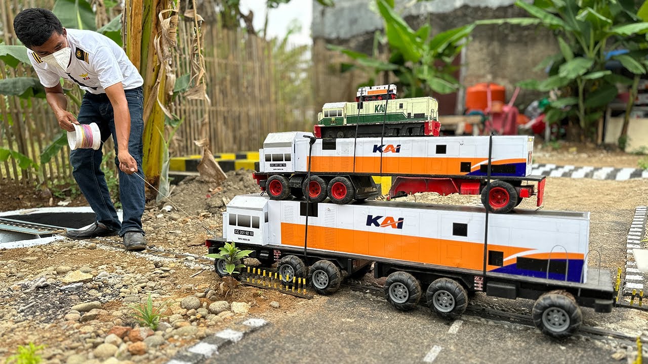 Merakit Kereta Api CC201 Berjalan Menumpuk Lalu Anjlok dan Terguling - Miniatur Kereta Api Kayu
