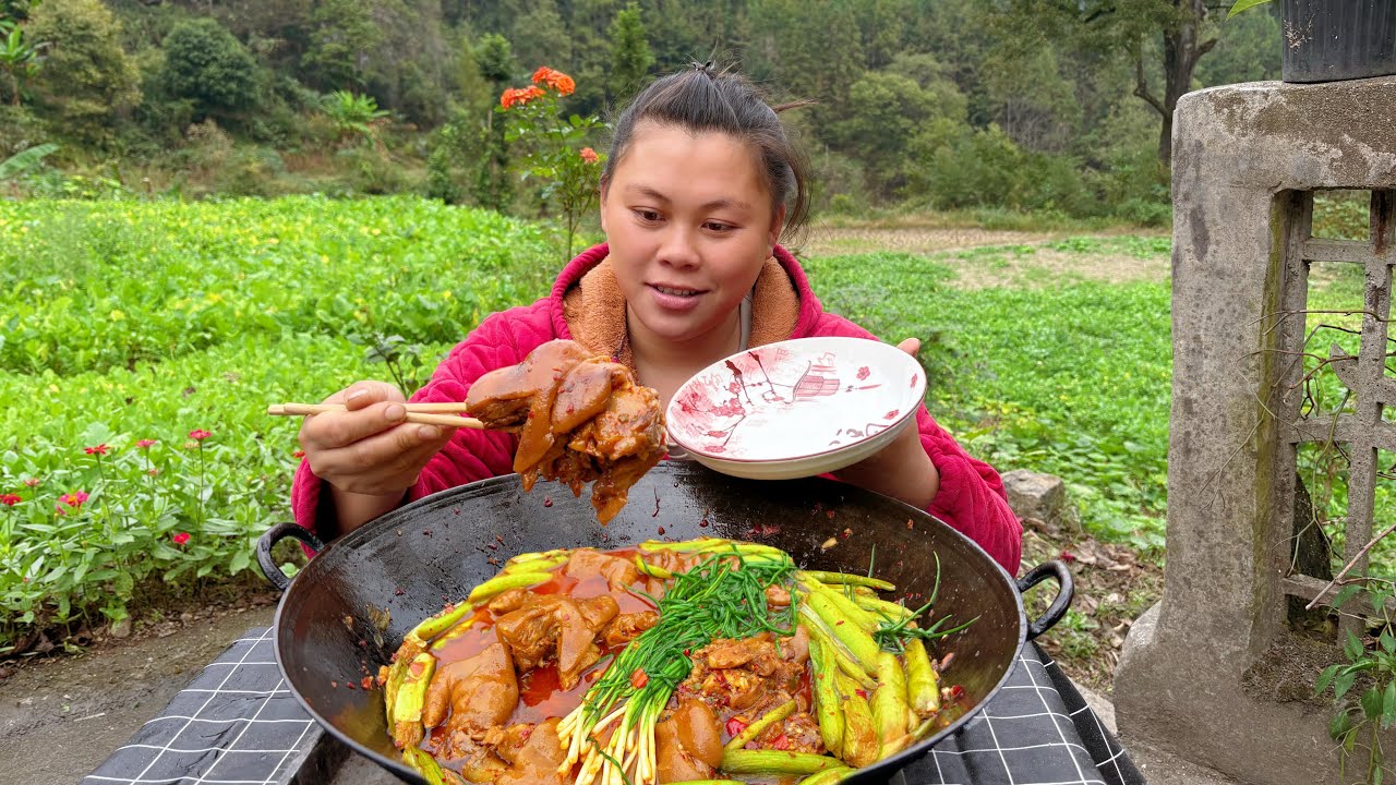 今天用很多辣椒做一锅爆辣猪脚吃过瘾 Today, I stewed a pot of very spicy pork feet