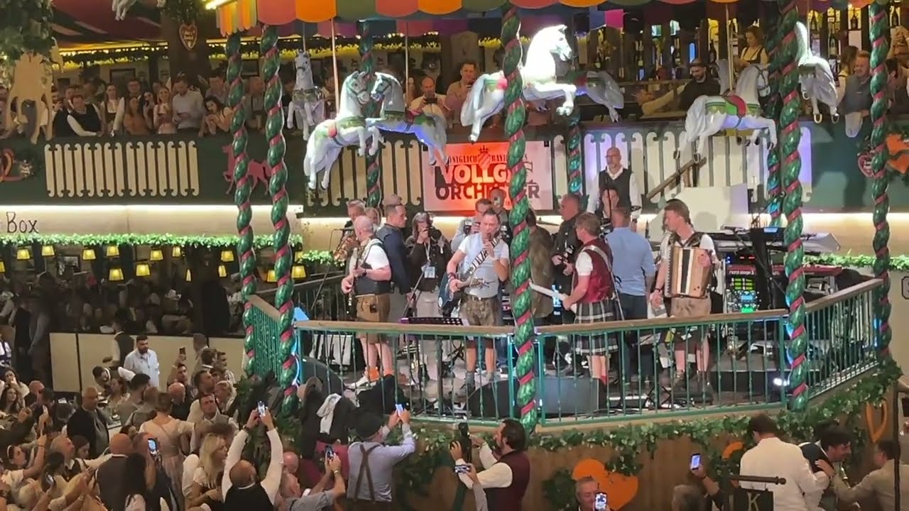 Oktoberfest 2023: Arni digiriert im Marstall Festzelt - Arnold Schwarzenegger zu Gast auf der Wiesn