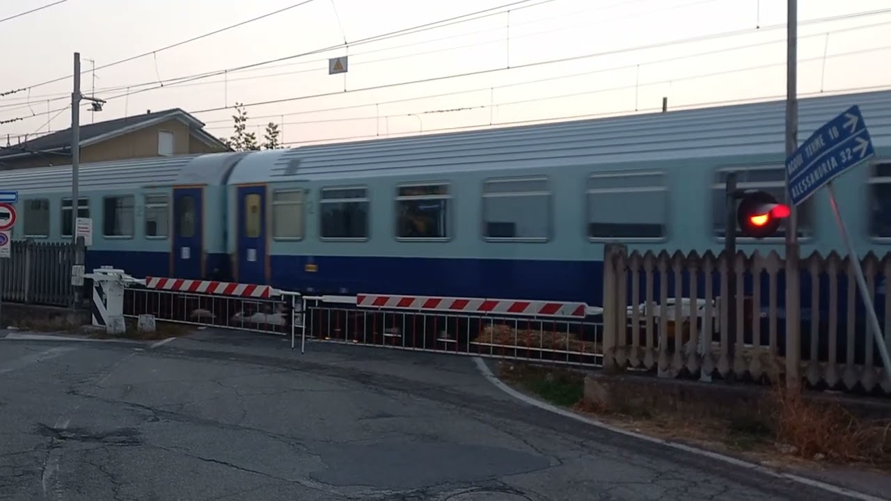 Passaggio a livello Nizza Monferrato (AT) Espresso Roma-Alba - Level crossing - Spoorwegovergang