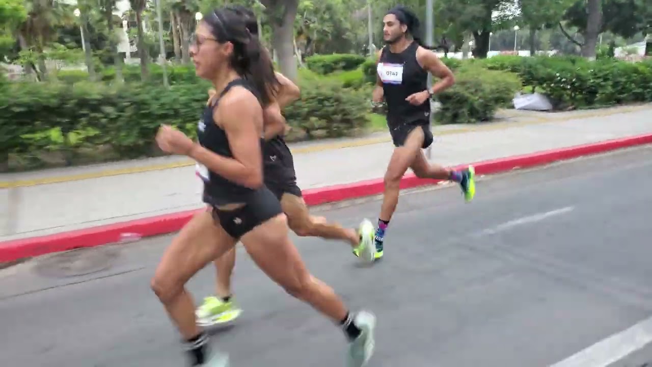 ELIUD KIPKORIR TOPA A DIEGO BARCENAS EN CANACO 10K TIJUANA DE 2024.