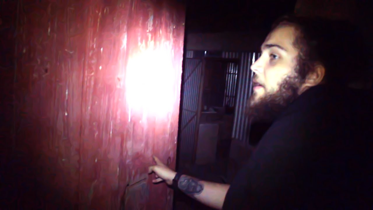 EXPLORANDO UMA CASA ASSOMBRADA