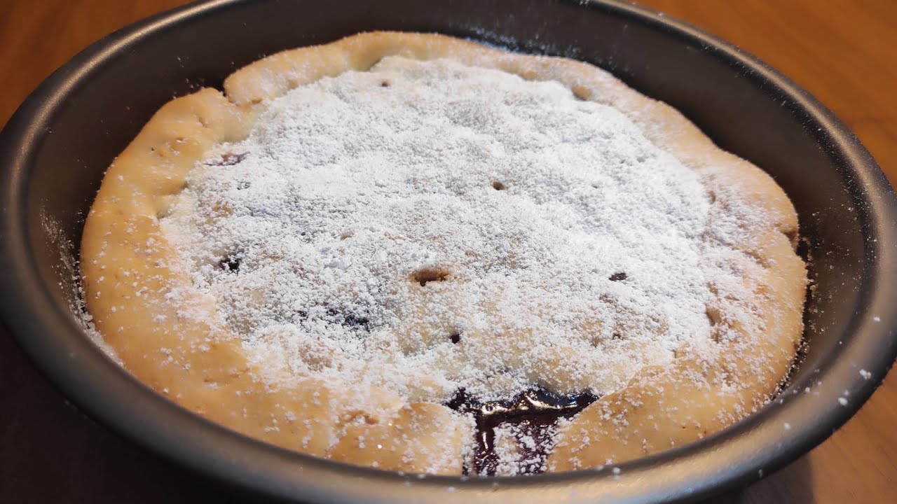 Torta di frolla, amaretti, composta di mirtilli, mandorle e mele
