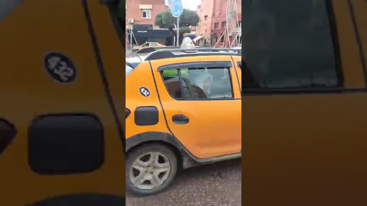 مباشرة من بني ملال: حفرة بأشهر شارع وسط المدينة تربك عملية التنقل بالمدينة و المتنخبين خارج التغطية
