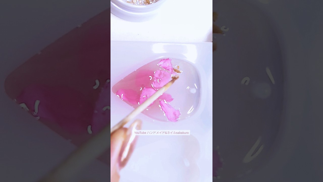 桃の花弁舞うグラデーションネームキーホルダーの作り方💗＊フル動画は[･･･]説明欄から #レジン #ハンドメイド