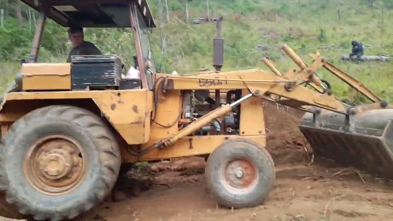 Fazendo terraplanagem com a 580h 