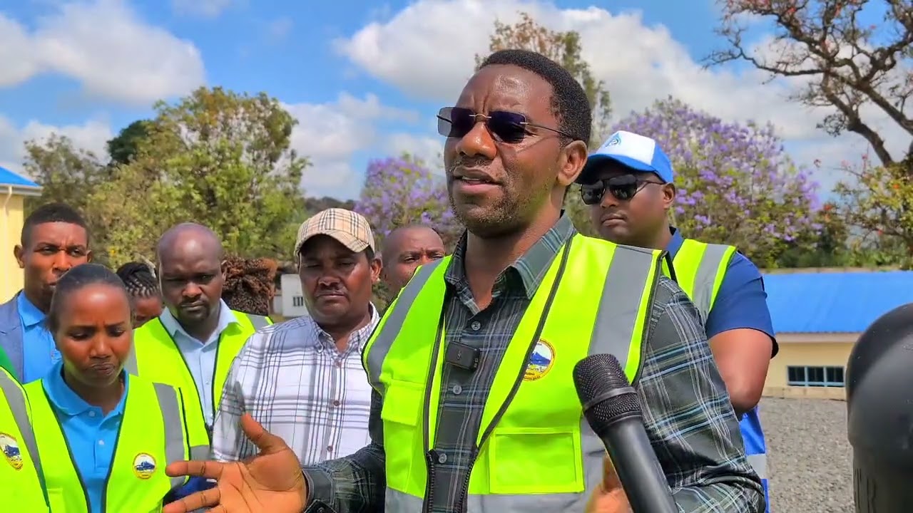 KIMENUKA PAUL MAKONDA ALIVYOMBANANISHA MKURUGENZI WA (AUWSA) idara ya maji ARUSHA