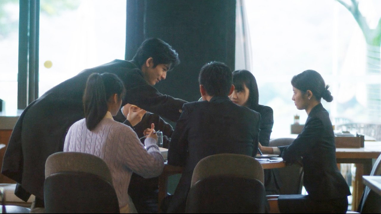 🌷【MOVIE】帥醫生隔空為灰姑娘夾菜，再也掩飾不住對她的喜歡，好友一臉羨慕 #最新中國電視劇 #甜寵 #徐若晗 #张凌赫 #爱你