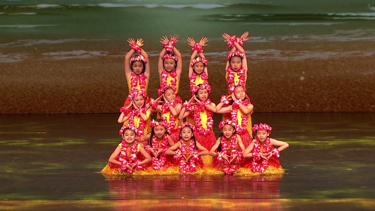 Catch a glimpse of school kids performing a hula dance in the enchanting beach!明媚的风光，迷人的海滩，小学生大跳草裙舞！