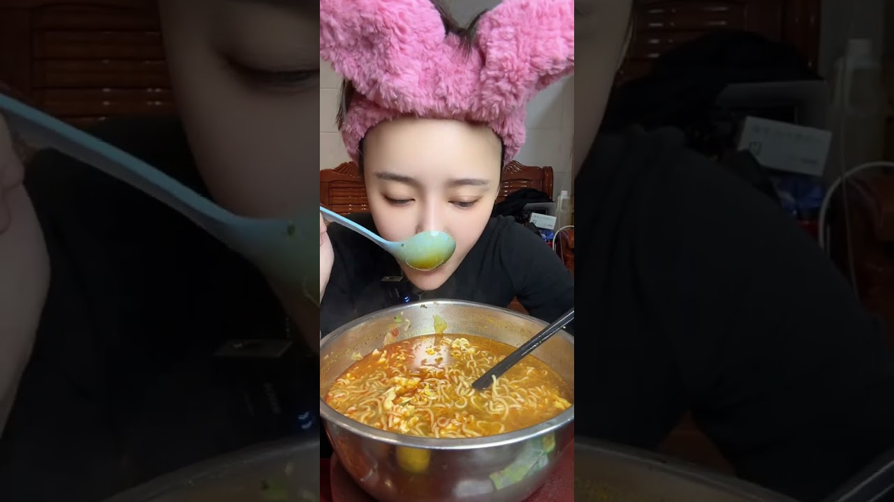 泡面🍜 拿骨头汤煮的 真鲜美😋#美食 #抖音美食推荐官 #泡面神仙吃法 #抖音美食 #热门