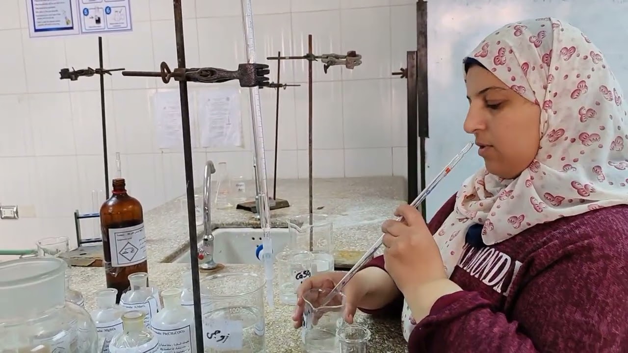 تابع تجارب معمل كيمياء ___ عملية المعايرة باستخدام كاشف الميثيل اورنج.  | د.نورا الشيخ