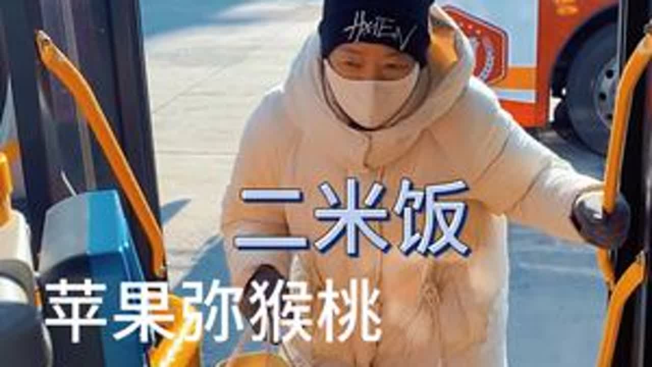 ##给生活找点乐子用抖音记录人生 小饭桌上的唠叨从家里最近家常事，到工作中的安全 的叮嘱，再到对未来的小小盘算，这些琐碎话题像细密的针脚，把日子缝得结实温暖。媳妇的付出和老公的感恩在饭香中自然流...