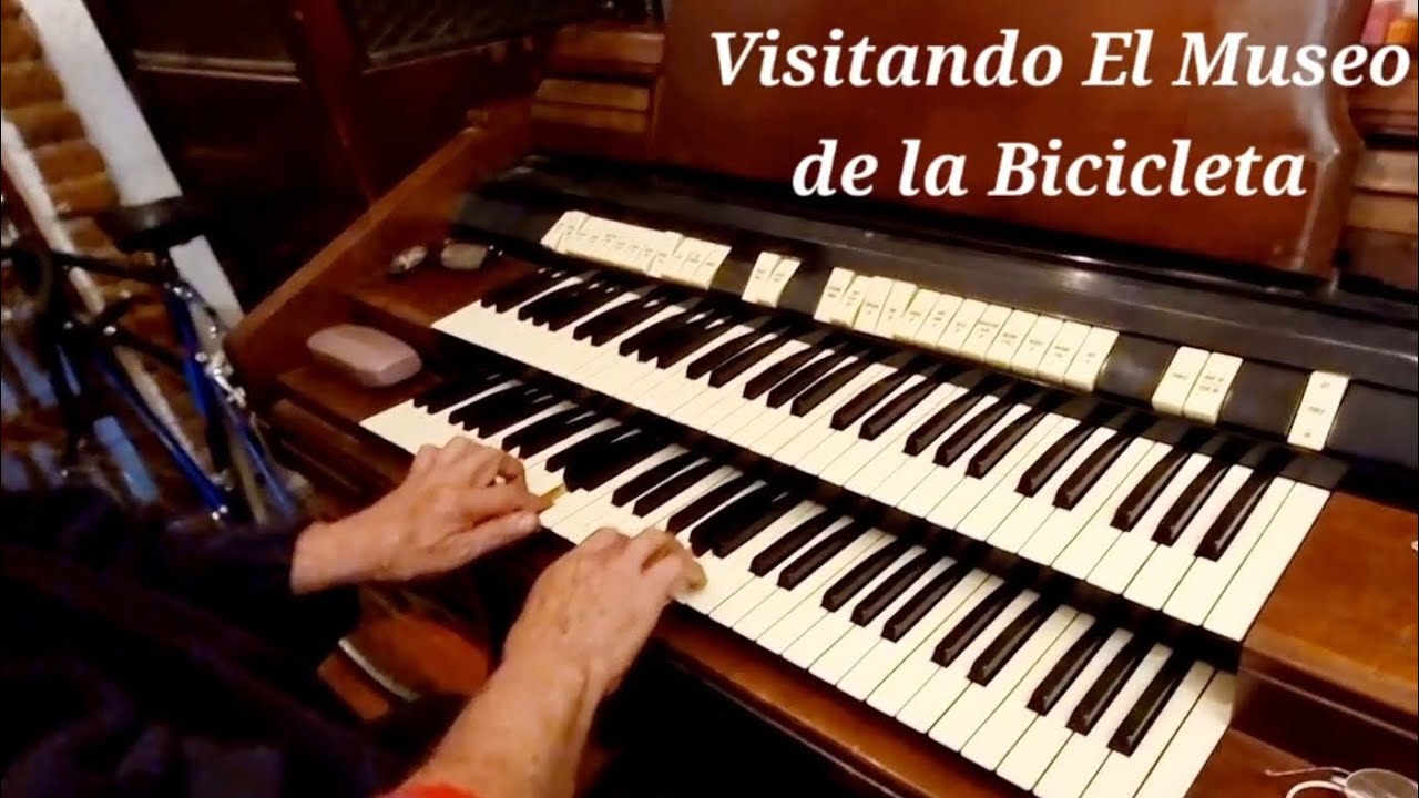 Visitando El Museo de la Bicicleta, Conoce a Emma: Una muñeca con Dientes y Cabello real de una niña