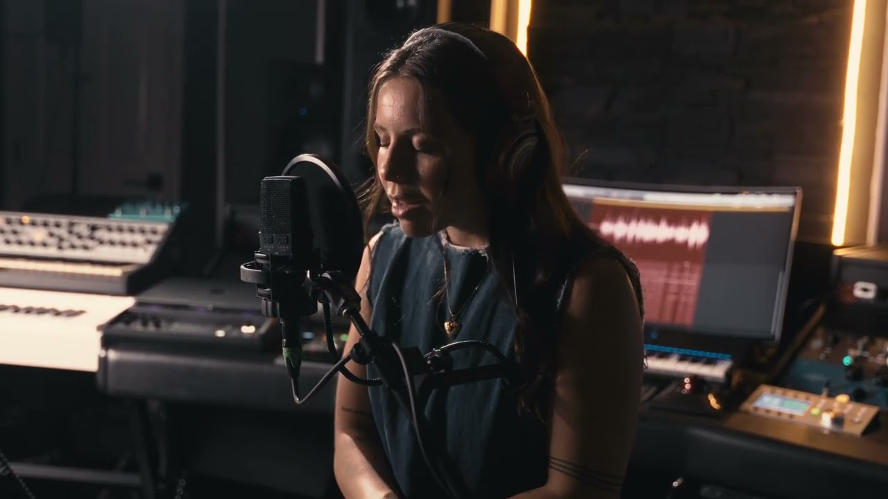 Abigail Osborn - Never Rains in London (Live)