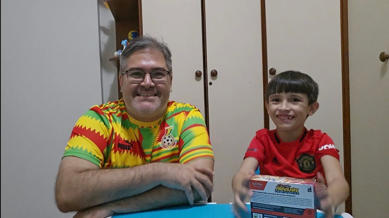 Booster box de fagulhas impetuosas recheadas de cartas raras.