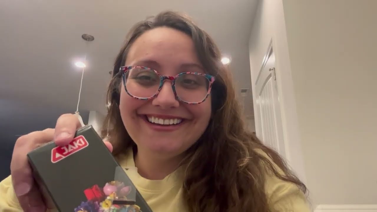 ASMR MONTANDO UM BUQUE DE FLORES DE BLOCOS - sussurros no microfone de lapela