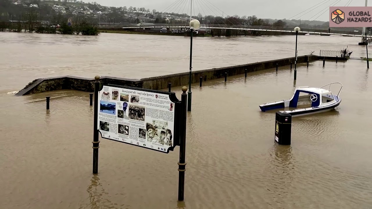 MONTHS OF RAIN FALL UNDER 24H in Wales, UK - Carmarthen. Towy River overflows.
