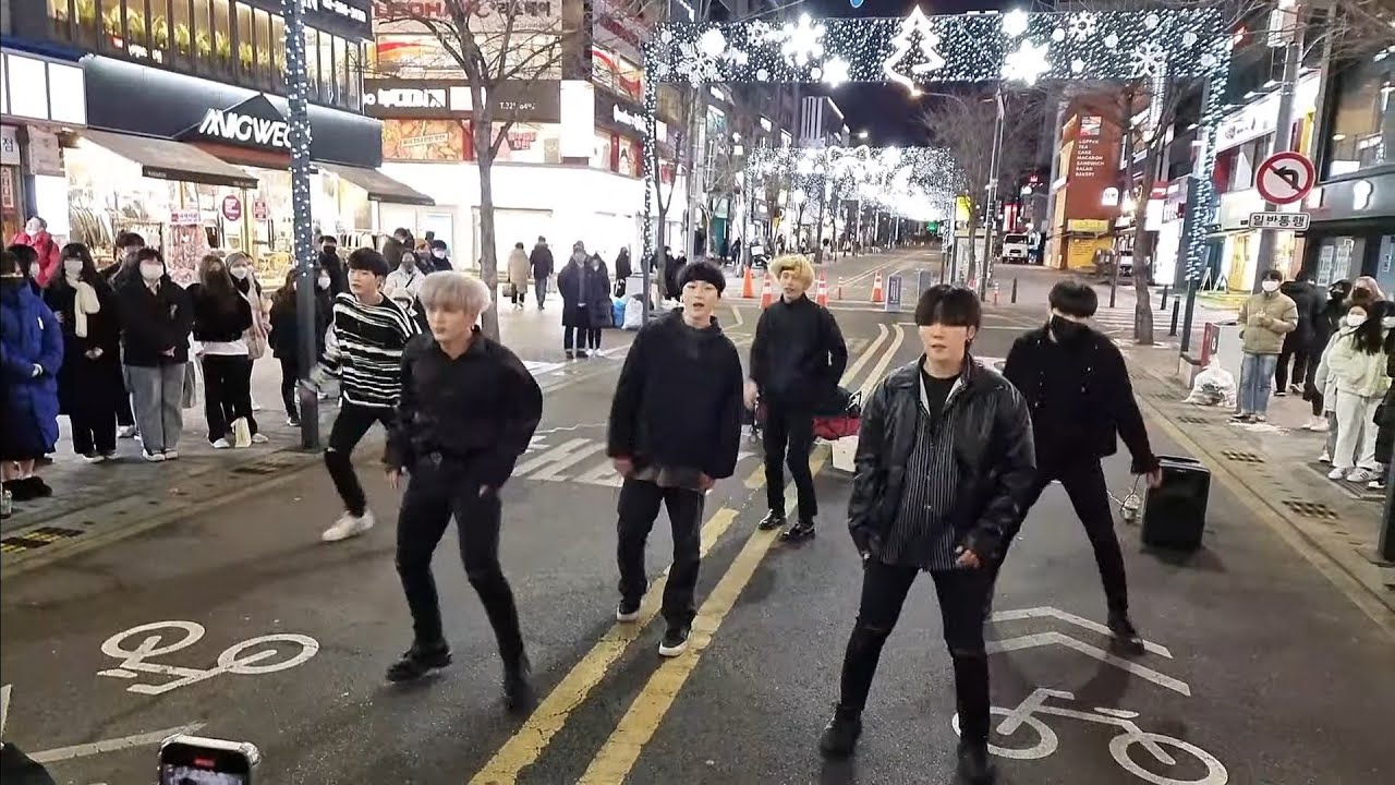 ABLUE. SUNDAY ROAD BUSKING. SEOUL, KOREA. FREEDOM OF ASSEMBLY ON THE STREET IS CONSTITIONAL RIGHT.