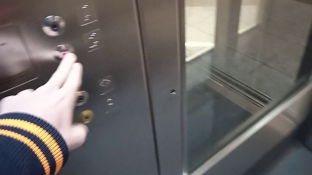 Το ασανσέρ του μετρό, στον σταθμό Μοναστηράκι (προς Νίκαια & Αεροδρόμιο)