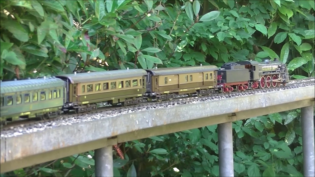 Locomotiva a vapore FS 691 con treno espresso internazionale