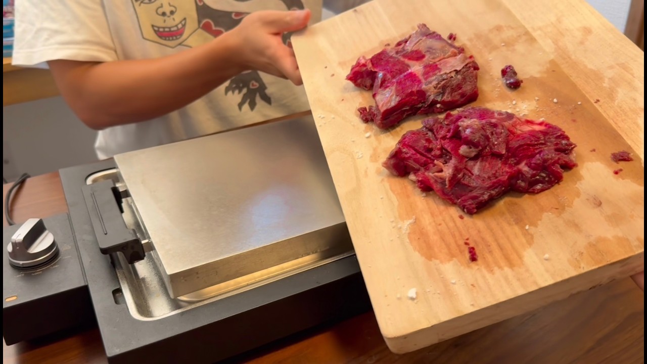 【ジビエ】熊の肉を鉄板で焼いて食べる