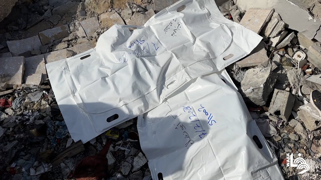 استخراج رفات شهداء من تحت أنقاض مبنى مدمّر بالقصف الإسرائيلي في حي الشيخ رضوان بمدينة غزة