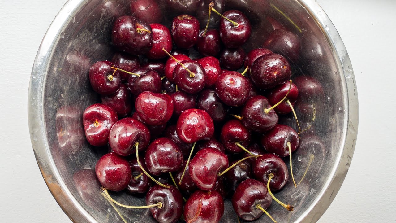 CHERRY JUICE ON THE KUVINGS CS700 - Commercial Slow Juicer