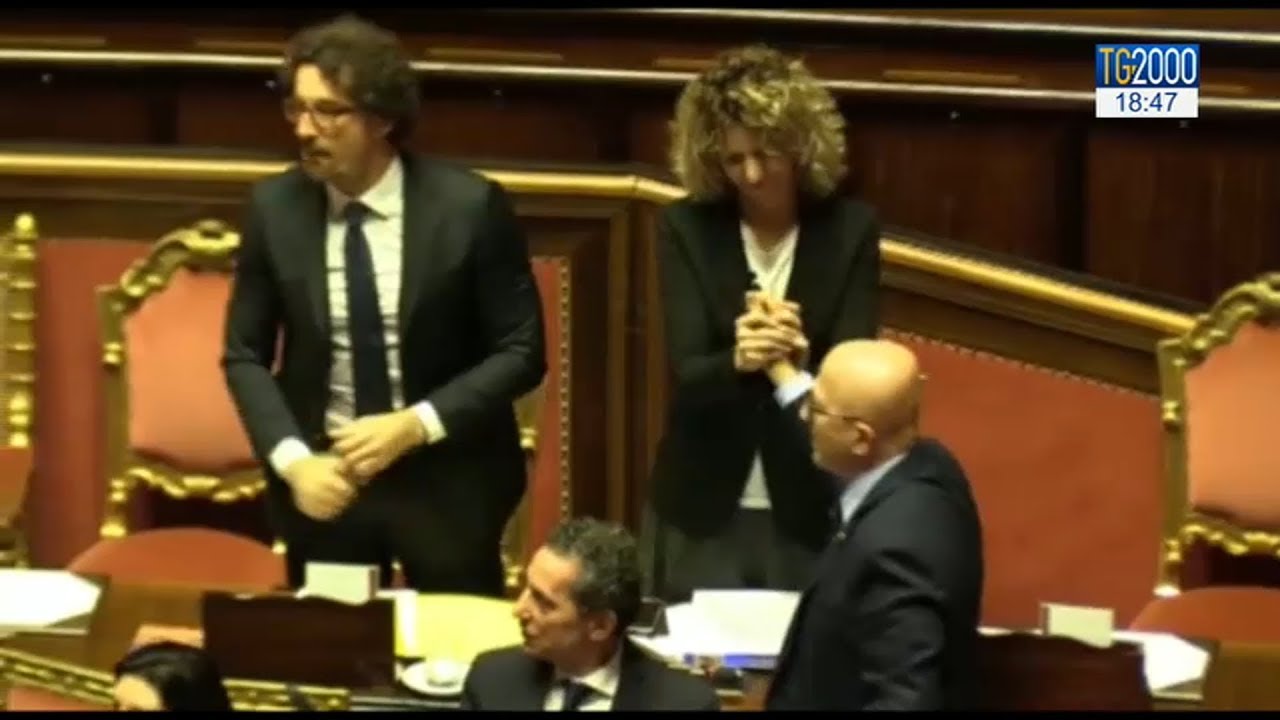 Il decreto Genova è legge, bagarre in Senato. Aumentano i dissidenti nei 5 Stelle