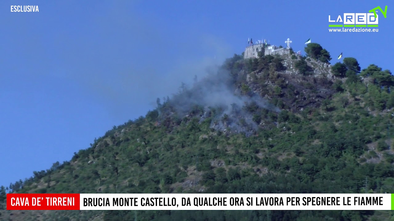 Brucia Monte Castello, a Cava de' Tirreni al lavoro per spegnere incendio