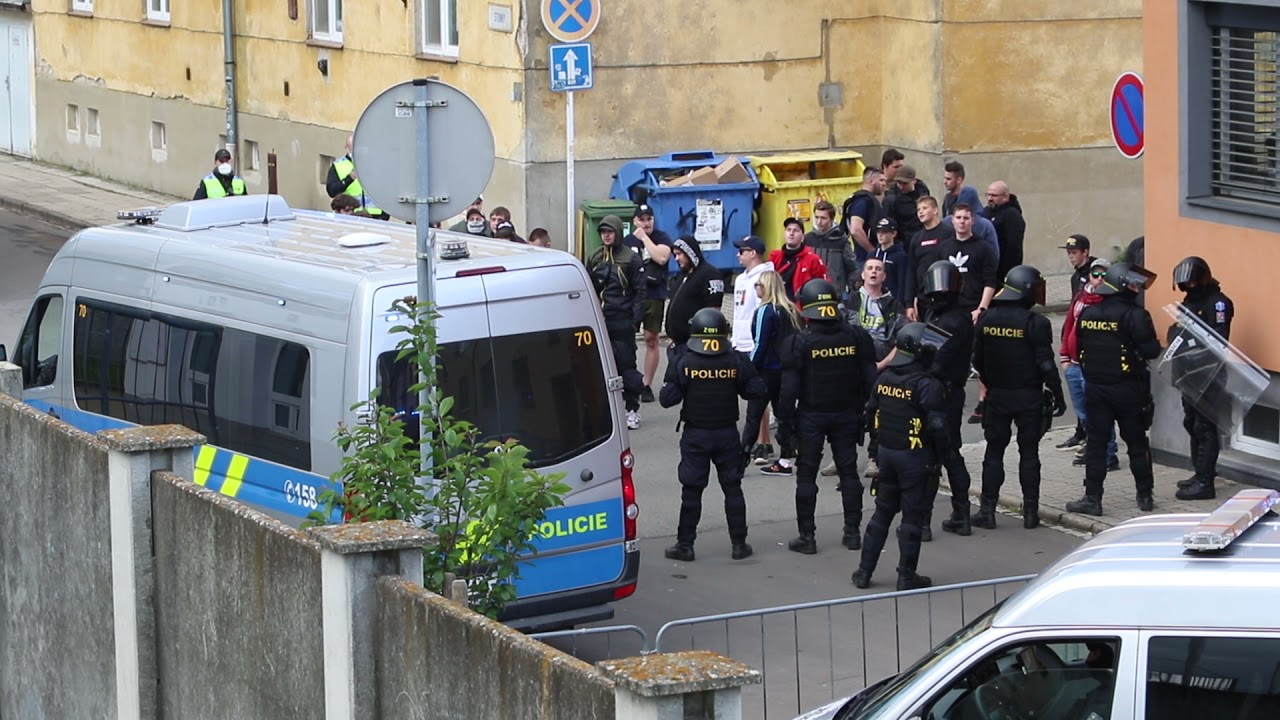 Fanou&scaron;ci Zl&iacute;na při derby na Slov&aacute;cku za branami stadionu 1
