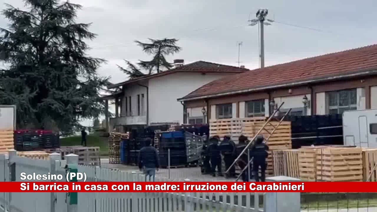 # Solesino (PD). Barricato in casa con l'anziana madre. irruzione dei Carabinieri 14.04.2021