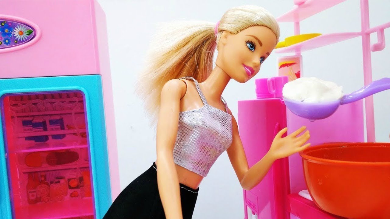 Video con i giocattoli. Giochi per bambini con le bambole. Barbie cucina i ravioli