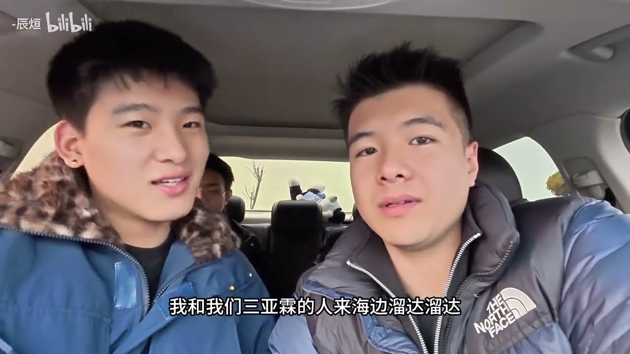 Chen took Xing and his good friend Yalin to a beach cafe for photos with XingXing & ChenChen Couple
