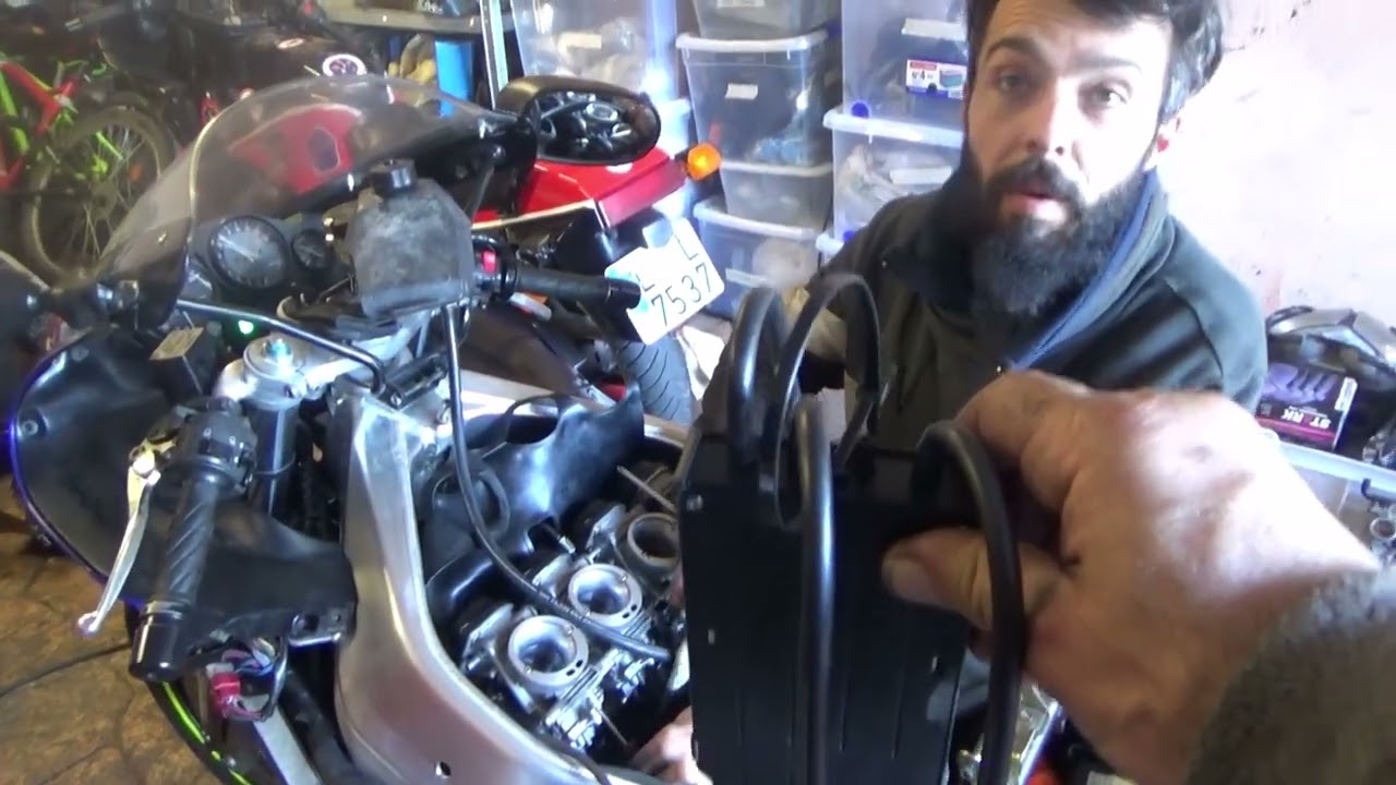 Carburando y afinando la YAMAHA YZF 1.000 R THUNDERACE con Pierre.