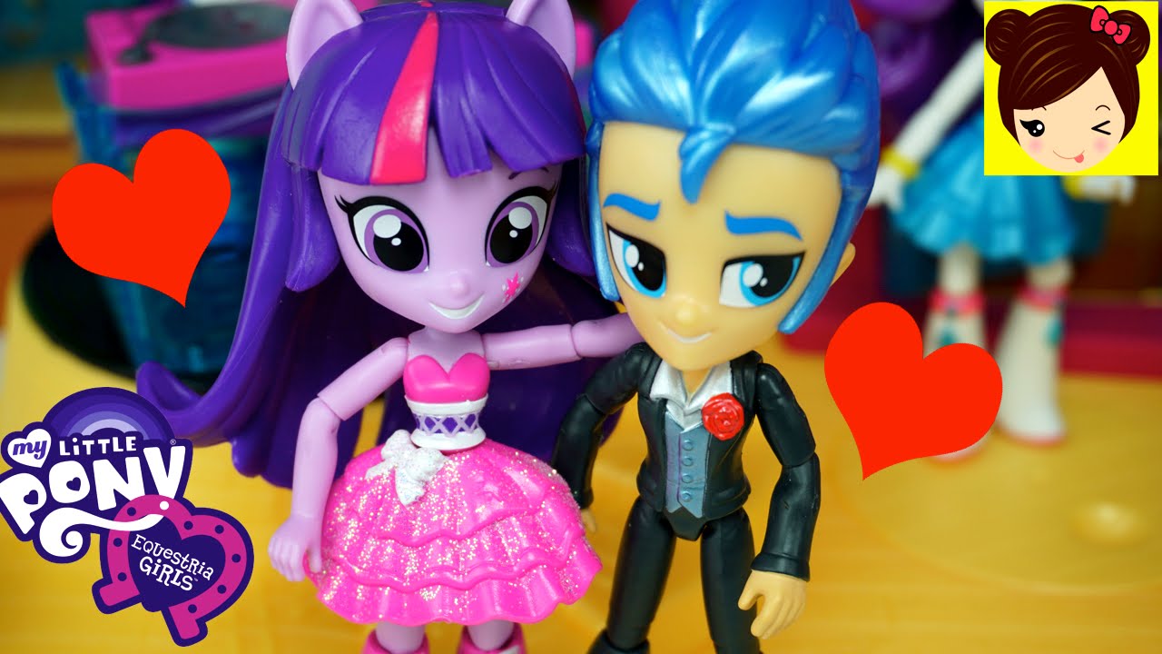 Twilight Sparkle y Flash Sentry van al Baile de Canterlot High - MLP Equestria Minis