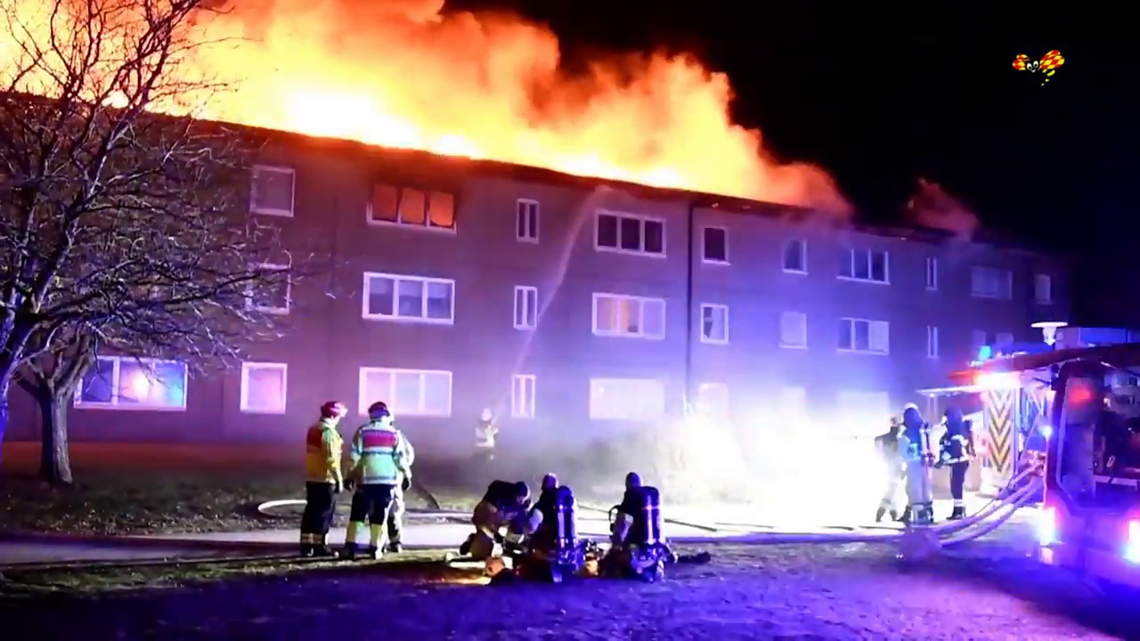 Kraftig brand rasar i Eslöv - 17 lägenhetr har evakuerats