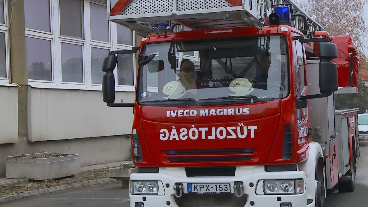 Tűzoltóautón érkezett a Mikulás a beteg gyermekekhez