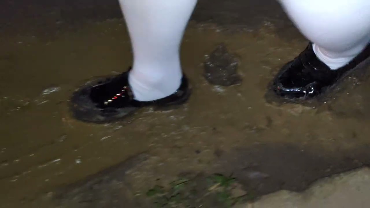 學生鞋踩泥巴 Muddy school shoes