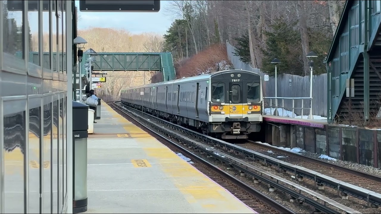 Two trains arrive and depart at Cold Spring Harbor in both directions