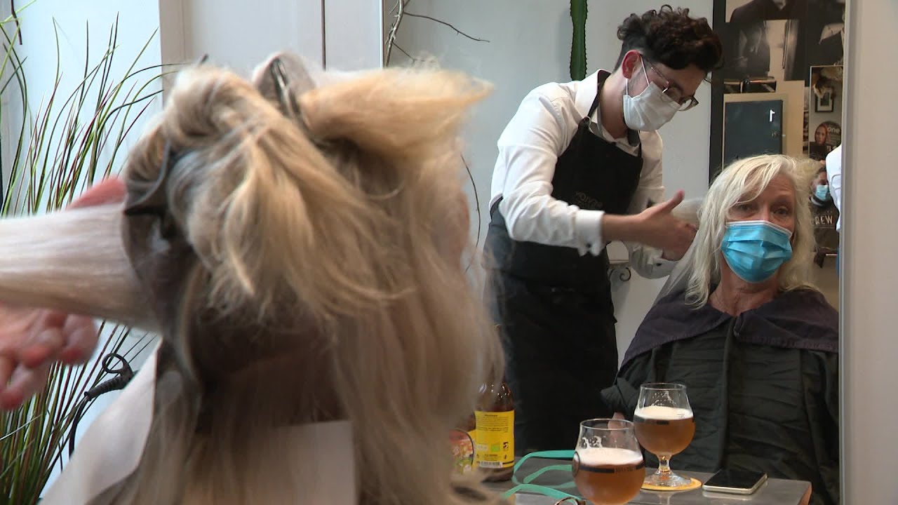 1- A Flers, un salon de coiffure-bistrot