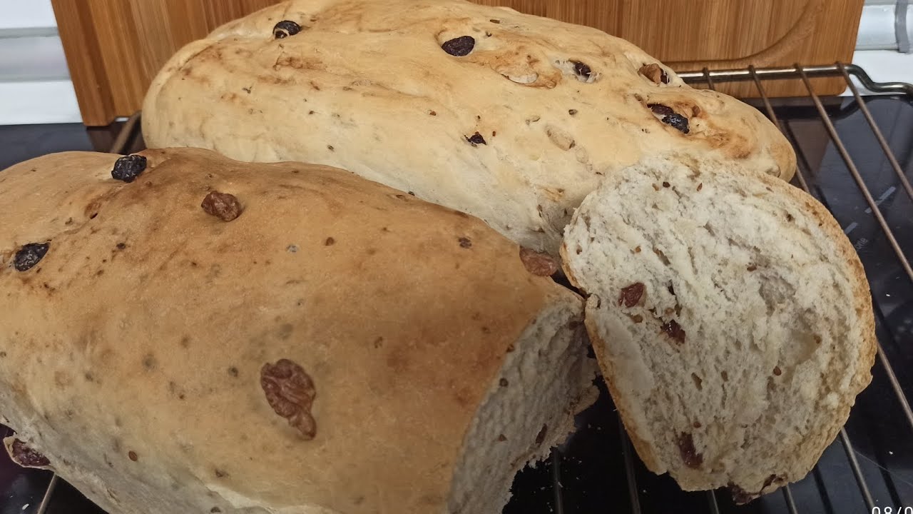 Pan de aceite con nueces, pasas y matalauva (Ingredientes en la descripción)