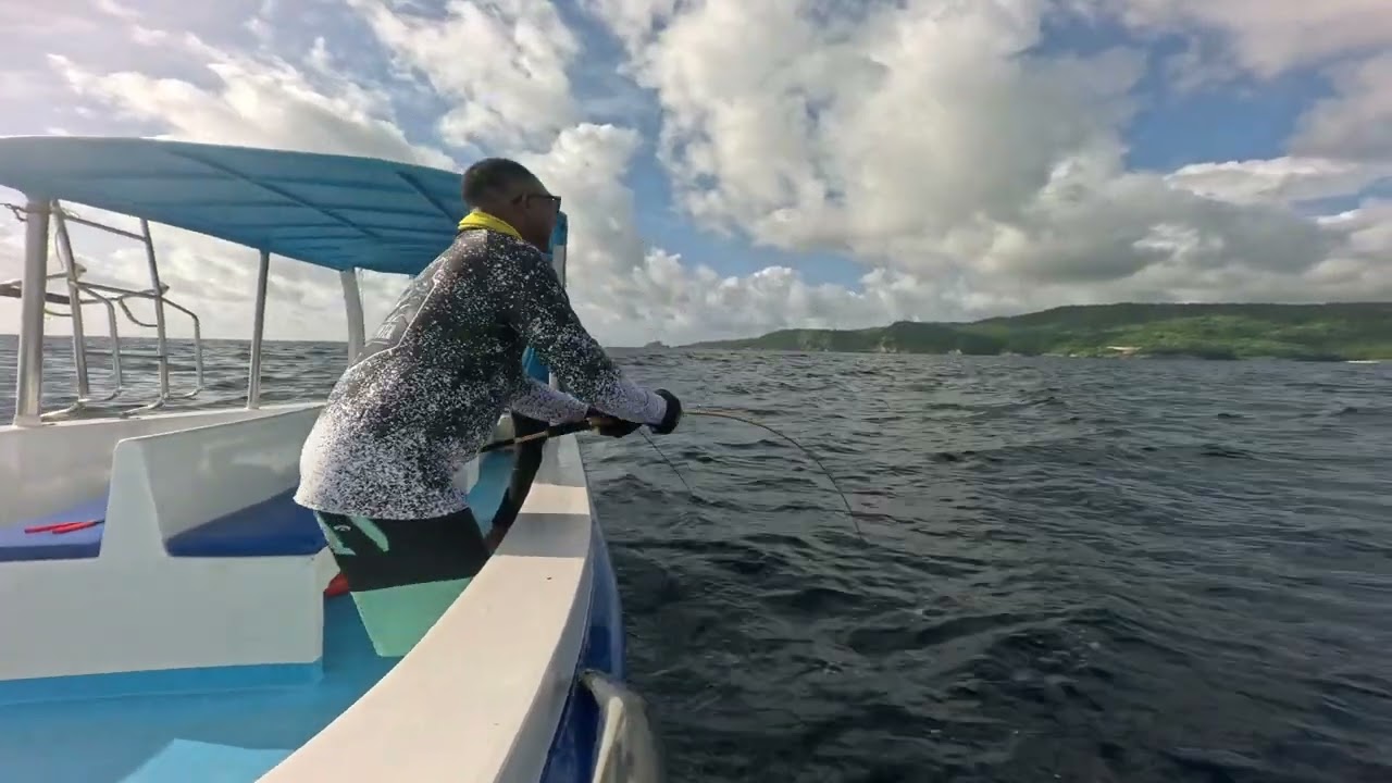 Dikira nyangkut karang,ternyata nyangkut dimulut ikan