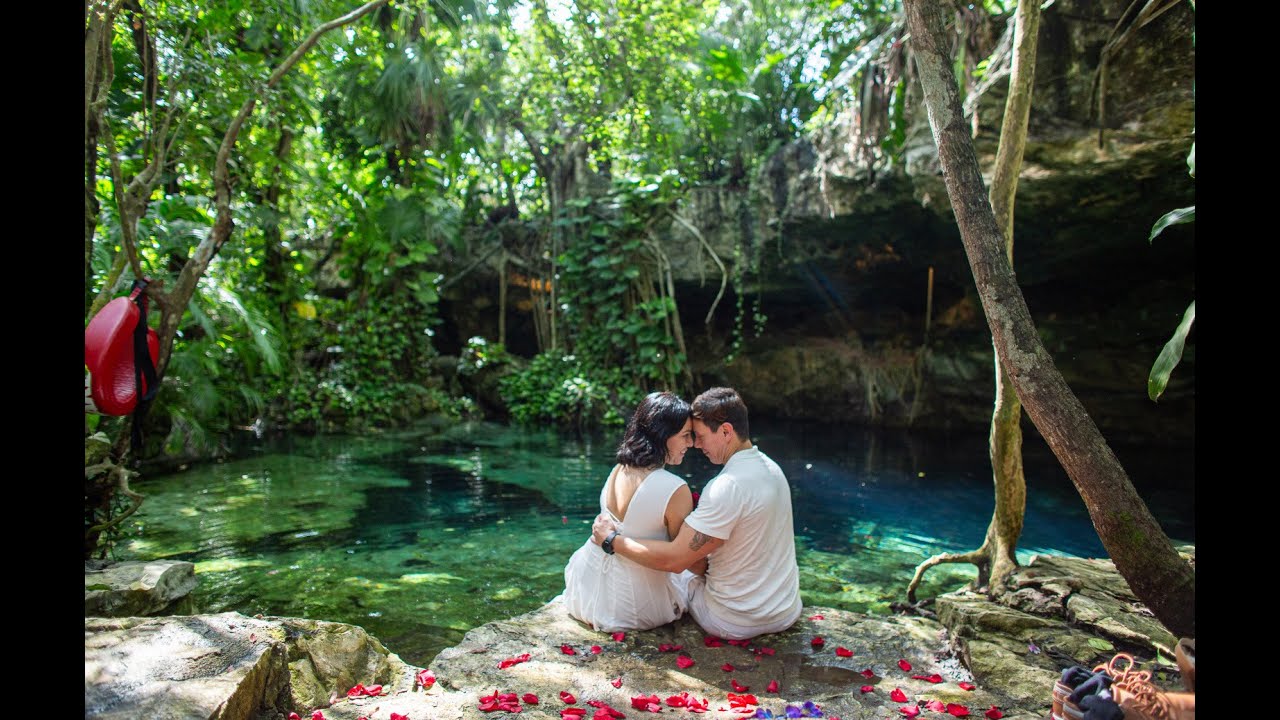 Celebracion de aniversario en Cenote, Tulum, Mexico