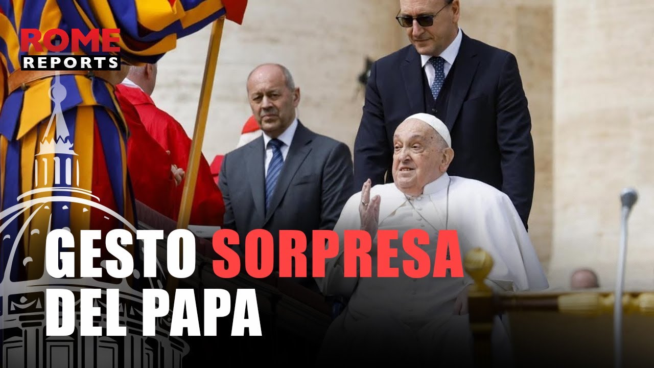 Momento de la aparición de Francisco al terminar la misa del Domingo de Ramos