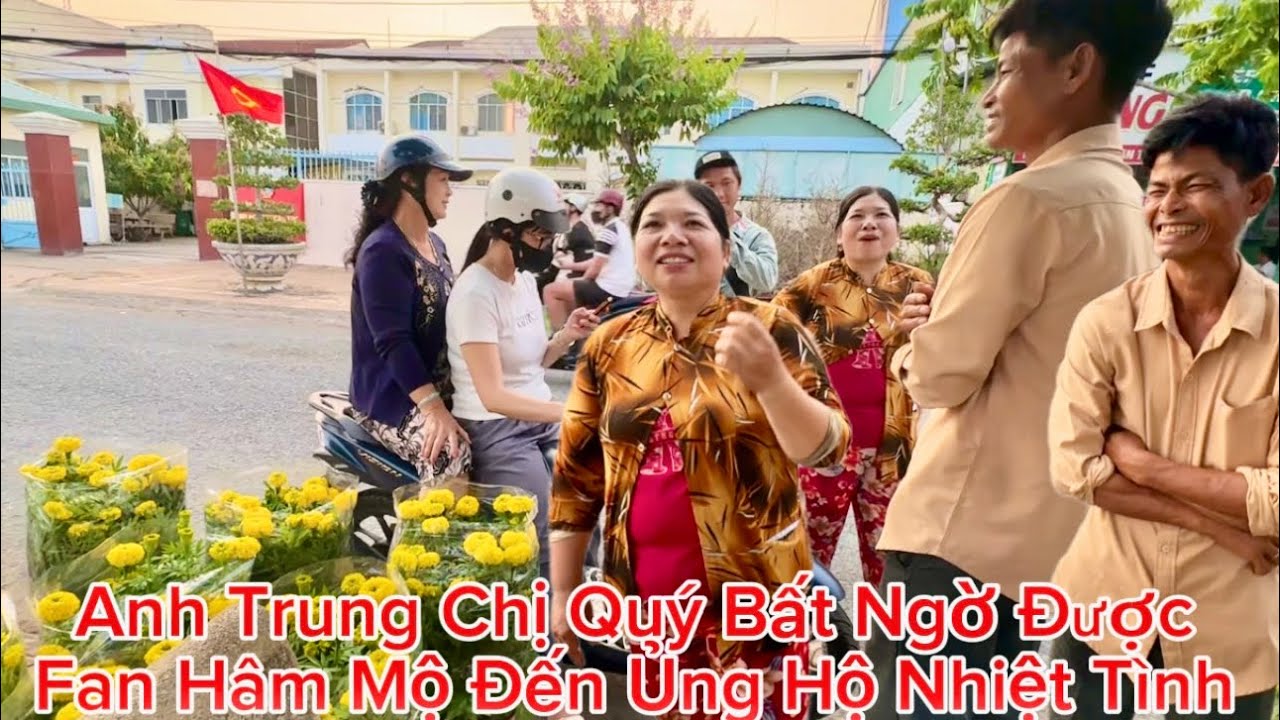 Bất ngờ anh Trung chị Quý bán bông gặp được Phan hâm mộ rất nhiệt tình #cuongphivlog #￼