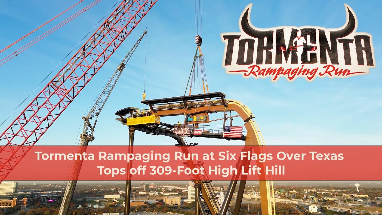 Аттракцион Tormenta Rampaging Run в парке Six Flags Over Texas завершает 309-футовую горку подъем...