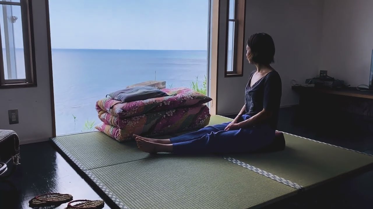 Japanisches Bett: Futon und Tatami in einem Haus am Meer