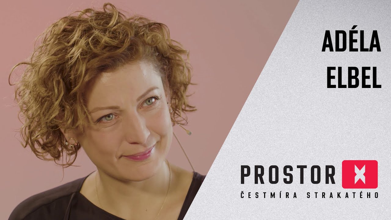 Komička Adéla Elbel otevřeně o smrti v rodině, podpoře očkování, víře v boha a cestě, kterou ušla