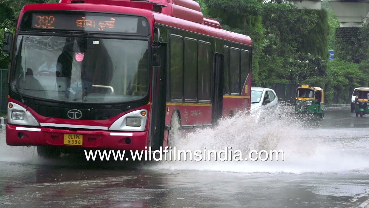 Traffic going through standing water in monsoons: slow motion